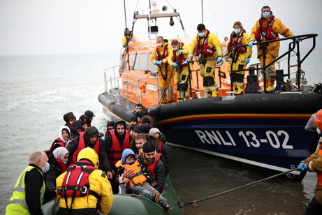 이주민들이 24일 영불해협에서 구조단체에 의해 영국 해안으로 안내되고 있다. 던지니스/로이터 연합뉴스