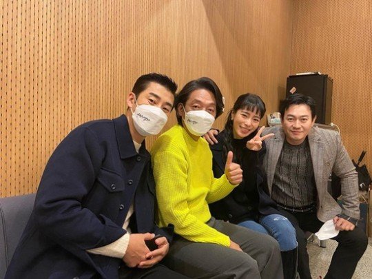 Yoon Kye-sang appeared as a guest with Park Yong-woo, Lim Ji-yeon and Park Ji-hwan on SBS Power FM Doosan Escape TV Cultwo Show which was broadcast on the afternoon of the 25th.On that day, Yoon Kye-sang said, Where did you spend 1 million won in prize money from You Quiz on the Block (which recently appeared)?When asked by one listener, he said, I gave the prize to my wife.Yoon Kye-sang said, I gave it to him, but a few days ago we used our sewer to block and pierce the sewer.Meanwhile, Yoon Kye-sang married a beauty businessman in August and became a legal couple by reporting Marriage.