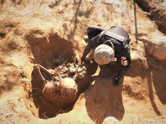 백마고지 정상의 국군 전사자 추정 유해 발굴 모습.  국방부 제공