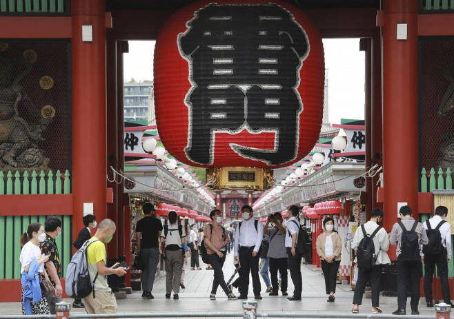 [도쿄=AP/뉴시스]30일 일본 도쿄에서 코로나19 확산 방지를 위해 마스크를 쓴 시민들이 아사쿠사 지역을 걷고 있다. 일본은 전날보다 코로나19 신규 확진자가 1401명 늘어난 79만6829명으로 집계됐다. 2021.06.30.