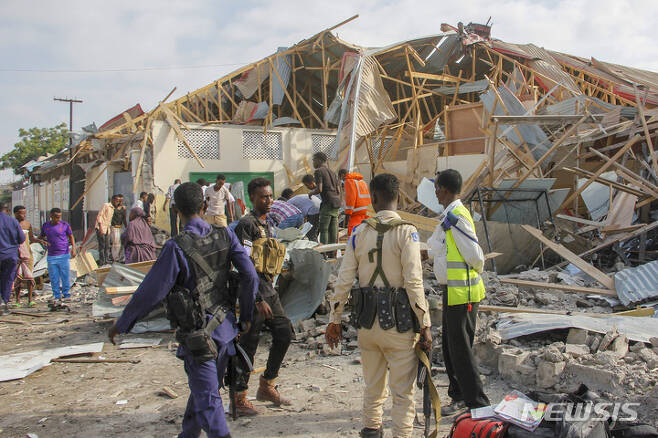 [모가디슈=AP/뉴시스] 25일(현지시간) 소말리아 모가디슈에서 폭발이 일어난 현장에서 보안군과 구조대원들이 수색 작업을 벌이고 있다. 구조대는 지금까지 최소 5명이 숨지고 23명이 다쳤다고 밝혔다. 소말리아군 대변인은 이번 폭발이 소말리아 이슬람 극단 단체인 알샤바브가  유엔군 수송 차량을 목표로 공격을 감행한 것으로 보인다고 밝혔다. 2021.11.25.