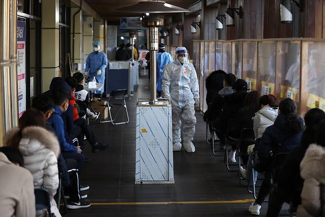 25일 오전 서울 송파구보건소 선별진료소에서 시민들이 신종 코로나바이러스 감염증 검사를 받기 위해 대기하고 있다.   연합뉴스