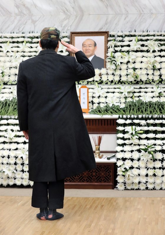 지난 24일 오후 서울 서대문구 신촌 세브란스병원 장례식장에 마련된 전두환 전 대통령 빈소를 찾은 한 조문객이 전투모를 꺼내쓰고 경례를 하고 있다.(진중권이 공유한 사진). 공동취재단