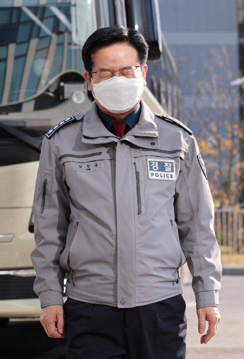 김창룡 경찰청장이 인천 층간소음 흉기난동 사건 관할 경찰서에 도착해 눈을 질끈 감고 있는 모습. (출처=뉴스1)
