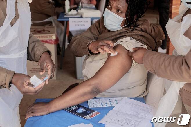 20일(현지시간) 남아프리카 공화국 요하네스버그에 있는 교정 센터에 마련된 코로나19 백신 접종소에서 교정 시설 관리가 얀센 백신을 맞고 있다. © AFP=뉴스1 © News1 우동명 기자