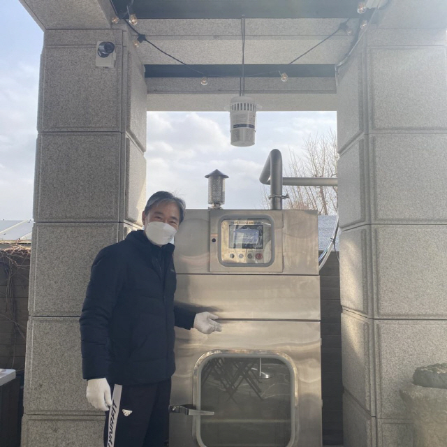 Actor Jeong Bo-seok assembled the stove in the bakery he was running.On the 26th, Jeong Bo-Seok posted several photos on SNS, saying, In the cold weather, space bakery has also come in with new houses such as stoves and barbecue grills.I expect the stove to warm up to the outdoor table guests, and the barbecue grill will give you a taste and a sense of strength for those who eat wine in the evening, said Jeong Bo-Seok.In the photo, Jeong Bo-seok is assembling the outdoor stove directly. Especially, Jeong Bo-seok is attracted to the serious appearance of the expression assembled in comfortable attire.Meanwhile, Jeong Bo-Seok recently turned into a bakery boss and collected topics. When the children left, the house felt big for them to live.I was worried about moving, but I enjoyed the scenery I enjoyed and lived in the meantime, and I set up a bakery because I wanted to make money. 
