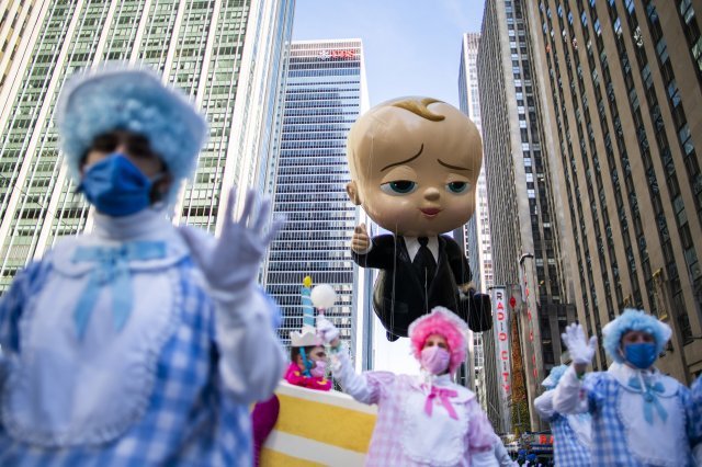 25일(현지시간) 미국 뉴욕에서 열린 메이시스 추수감사절 퍼레이드에서 보스 베이비 영화 캐릭터 풍선이 하늘에 떠 있다. AP 뉴시스