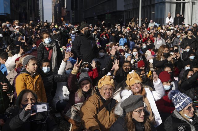 마스크를 쓰지 않은 시민들이 25일(현지시간) 미국 뉴욕에서 열린 메이시스 추수감사절 퍼레이드를 즐겁게 관람하고 있다. AP 뉴시스