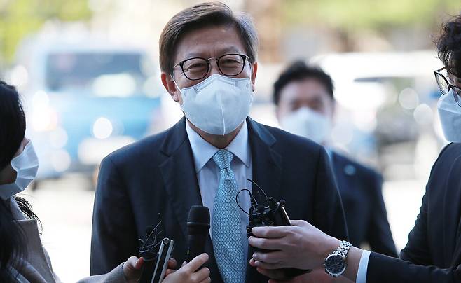 박형준 부산시장이 26일 부산지법에서 열린 공직선거법 위반 혐의 첫번째 재판에 출석하고 있다.