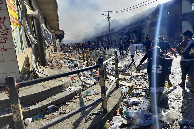 26일 솔로몬 제도 수도 호니아라의 차이나타운이 시위대의 폭동으로 파괴돼 있다. 호니아라/AP 연합뉴스
