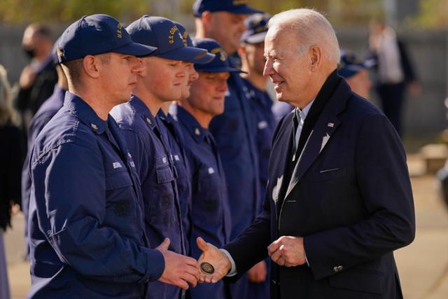 조 바이든 미국 대통령이 25일 매사추세츠주 낸터킷 섬 미 해안경비대에서 해안경비대원들과 인사를 나누고 있다. 낸터킷=AP 뉴시스