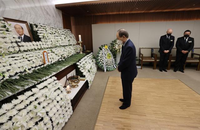 오명 전 체신부 장관이 26일 서울 서대문구 세브란스병원 장례식장에 마련된 전두환 전 대통령 빈소에서 조문하고 있다. 사진공동취재단