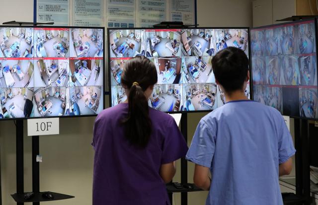 22일 서울 중랑구 서울의료원 코로나19 종합상황실에서 의료진들이 병상 폐쇄회로(CC)TV를 살펴보고 있다. 뉴시스