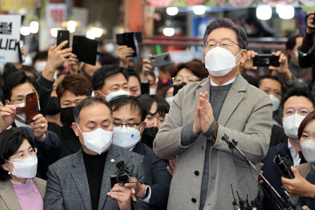이재명 더불어민주당 대선후보가 26일 전남 목포시 동부시장을 찾아 시민에게 인사하며 지지를 호소하고 있다. 뉴스1