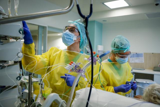 벨기에 브뤼셀의 한 병원에서 의료진들이 신종 코로나바이러스 감염증(코로나19) 중증 환자를 돌보고 있다. 브뤼셀=EPA 연합뉴스