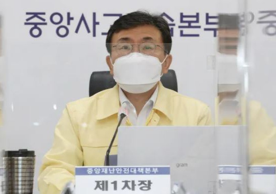 Kwon Deok-cheol (minister of health and welfare), first assistant director at the Central Disaster and Safety Countermeasure Headquarters, makes a statement during a meeting on the response to COVID-19 at the government office in Sejong-si on the morning of November 26. Yonhap News
