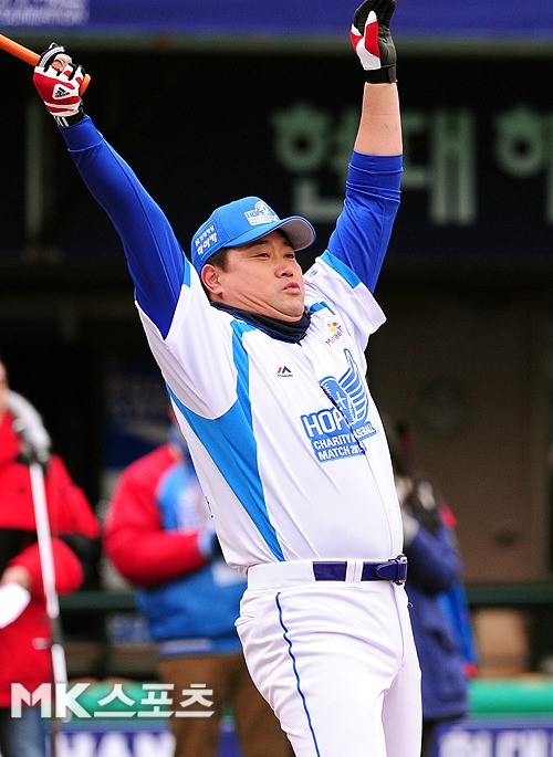 양준혁 위원이 자신이 주최하는 자선 야구대회 행사에 이학주를 초청해 논란을 일으켰다.          사진=MK스포츠 DB