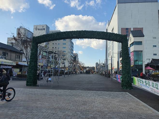 강릉크리스마스겨울축제 조직위가 시설물 설치를 준비하고 있는 모습. 강릉크리스마스겨울축제 조직위 제공