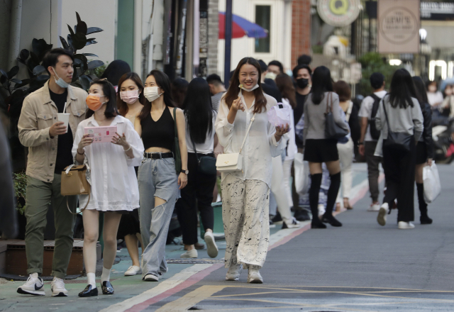지난 21일 대만 타이베이의 한 쇼핑 스트리트에서 마스크를 쓴 시민들이 걷고 있다. /AP연합뉴스