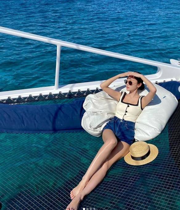 Singer and businessman Jessica has revealed her relaxed routine.Jessica posted a picture on her 26th day with an article entitled All I need is a good dose of vitamin sea through her instagram.In the photo, Jessica is seen staring somewhere on a yacht hammock, which showed off her slender legs in short hot pants.In another photo Jessica poses with sunglasses on top of the yacht, revealing a refreshing charm with a blue sea background.Jessicas brother Krystal Jung (Jeong Soo-jung), who saw this, left a comment saying Changbu.Jessica has been in public love with Korean-American businessman Tyler Kwon since 2013.