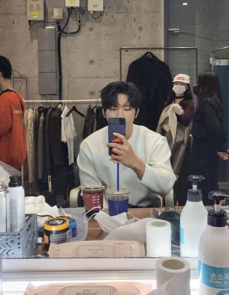 Singer Seo In-guk showed off his watery visualsOn the 26th, Seo In-guk posted several photos of his recent instagram.In the photo, Seo In-guk took a selfie in the waiting room. The pit of Seo In-guk, which perfectly digested the leopard print clothes and suits, was amazing.The netizens showed their fanciness by admiring the small face and wide shoulder line of Seo In-guk.Meanwhile, Seo In-guk chose the movie Wolb Dae-gun as his next film.Wolf Aquarius is a global convoy project that has never seen the mission of transferring the heinous Delinquents, which also gave up Interpol, from the middle of the Pacific Ocean to Korea in three days.Seo In-guk plays The Convict Jongdu, a madness-stricken drama in the play; it is due to crank up at the end of this year.