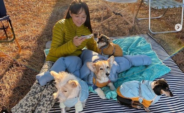 Actor Yoon Seung-ah has attracted attention by revealing his happy winter routine with Pets.On the 26th, Yoon Seung-ah posted several photos with his article Pretty Bambi Warm Land through his instagram.The photo shows Yoon Seung-ah enjoying a leisure time with Pets on a mat outdoors.Yoon Seung-ah has a lovely look on the camera with Pets.The cute figure of Pets wearing thick padding with the innocent visual of Yoon Seung-ah smiling in padding jumper catches the eye.Meanwhile, Yoon Seung-ah marriages actor Kim Moo Yeol in 2015.In the movie A lot of hallways released last year, she appeared as Sophie and met the audience.