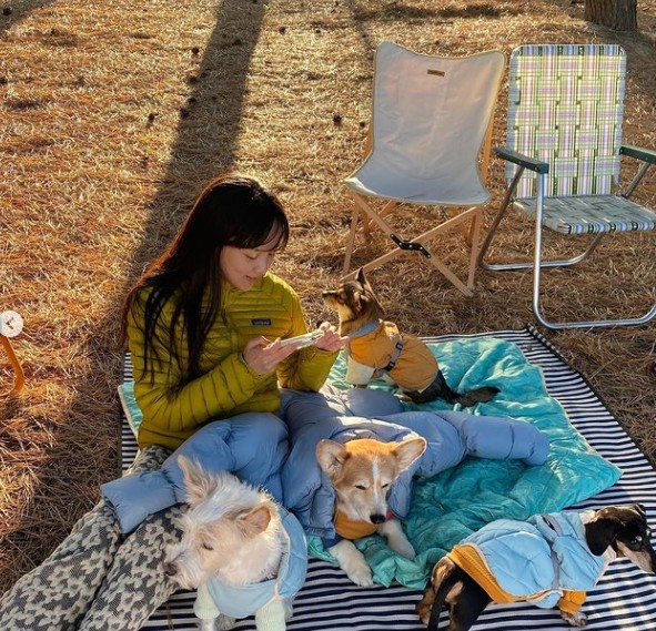 Actor Yoon Seung-ah has attracted attention by revealing his happy winter routine with Pets.On the 26th, Yoon Seung-ah posted several photos with his article Pretty Bambi Warm Land through his instagram.The photo shows Yoon Seung-ah enjoying a leisure time with Pets on a mat outdoors.Yoon Seung-ah has a lovely look on the camera with Pets.The cute figure of Pets wearing thick padding with the innocent visual of Yoon Seung-ah smiling in padding jumper catches the eye.Meanwhile, Yoon Seung-ah marriages actor Kim Moo Yeol in 2015.In the movie A lot of hallways released last year, she appeared as Sophie and met the audience.