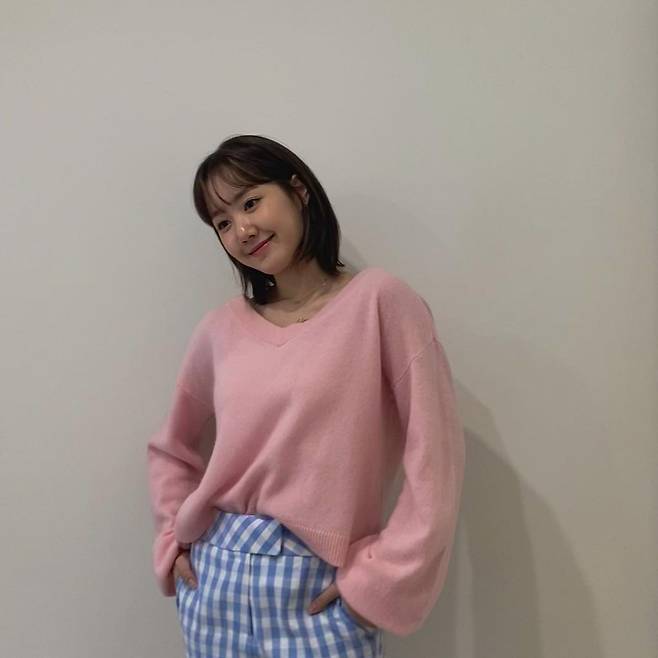 Actor Jin Ji-hee posted photos and videos on his instagram on the 26th, along with an article entitled Please expect the All That Muse of the Day (+ Producing the Affection).In the public photos, there is a picture of Jin Ji-hee smiling while looking at somewhere in a pink knit, and the video shows Jin Ji-hee concentrating on makeup.Jin Ji-hee focused his attention on various aspects such as expression, posture, and dress, showing off his lovely charm.The netizens responded that My sister is cute, Can Pink knit be so good? And It is so lovely.Meanwhile, Jin Ji-hee made big headlines by foreshadowing the appearance of SBS funE entertainment program All That Muse and SBS entertainment program Running Man.Photo: Jin Ji-hee Instagram