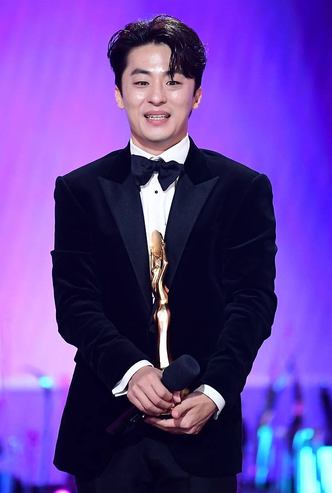 The Blue Dragon Film Award, which is likely to be formal for viewers at home, is a little different this year.This is because of the pleasant Chain Reaction of Koo Kyo-hwan (38) who won the Blue Dragon Film Award Special Possumous Awa.The main character of Blue Dragon Film Award Special Possumous Awa, the 42nd Blue Dragon Film Award held at KBS Hall in Yeouido, Seoul, went to Actor Koo Kyo-hwan, who played the role of Tae Jun Ki, the North Korean disaster officer in the movie Mogadishu.In addition to Koo Kyo-hwan, Song Joong-ki, Yoona and Jeon Yeo-bin also won the awards.Koo Kyo-hwan celebrated with Actor, director and Hi-5 relay, who stood up and breathed together in Mogadishu when his name was called.The first Hi-5 opponent was Actor Jo In-sung; Koo Kyo-hwan gave Jo In-sung a Hi-5 with all his strength.Actor Heo Joon-ho, sitting next to him, got up from his seat and applauded, celebrating his awards.Koo Kyo-hwans next Hi-5 opponent was Mogadishu director Ryoo Seung-wan; the two shared a powerful Hi-5 reminiscent of volleyball smashing.He also played Hi-5 with Actor Kim Yoon-seok.Koo Kyo-hwan still couldnt get his feet off easily, whether the Awards were real, after Jo In-sung saw them, held Koo Kyo-hwan tightly and patted his back.And Koo Kyo-hwan raised his fists to the stands and then went up on stage.Mogadishu Actor, who looks at Koo Kyo-hwans awards, also made headlines.I thought it was popular with the Mogadishu team, but I didnt think it would be popular outside, thanks you, Koo Kyo-hwan said.At this time, Kim Yoon-seok, Jo In-sung, Heo Joon-ho, and Ryoo Seung-wan were caught on camera, smiling like parents watching a young childs feast.The netizens who watched the Chain Reaction of Koo Kyo-hwan said, I think someone will receive the Koo Kyo-hwan Grand Prize, I taste the prize, Chain Reaction, It is so pleasant, It is a charm, It reverses the atmosphere of the awards ceremony,  I want to give more prizes because I like it so much,  I gave one prize and I received 10 prizes,  I will be proud of Sangjun,  I was so funny to enter the world like a cheerful person when I received the Koo Kyo-hwan popular prize,  I was really a legend,  I like to receive such excitement.  ...Meanwhile, Mogadishu won six awards in the Blue Dragon Film Awards, including Best Picture, Best Director, Best Supporting Actor, Best Audience, and Blue Dragon Film Award Special Possumous Awa.I will remember the 3.61 million people who visited the theater despite the fourth stage of social distance, living and not forgetting, said Kang Hye-jung, the wife of Ryoo Seung-wan and director of the production company, and thank you to director Ryoo Seung-wan.I will make Korean movies harder. Thank you. 