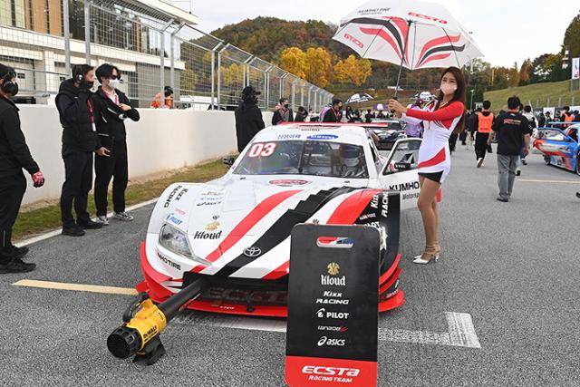 모델 유다연은 올해 금호 엑스타팀의 레이싱 모델로 활약중이다.