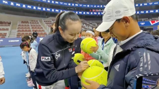 21일 중국 베이징에서 열린 필라 유소년테니스대회 결승전 식전 행사에 참석한 펑솨이가 대형 테니스공에 사인을 하고 있다. 중국 관영언론 쪽에서 해외의 부정적 여론을 잠재우기 위해 공개한 영상 중 하나다. 트위터 캡처
