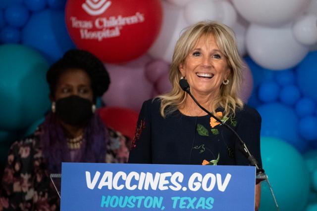 질 바이든 여사가 14일 미 텍사스주 휴스턴의 텍사스 어린이병원을 방문해 아동 코로나19 백신 접종에 동참해줄 것을 호소하고 있다. 바이든 여사는 최근 미국 전역을 돌며 아동 백신 접종 독려 활동에 나섰다. 휴스턴=AP 뉴시스