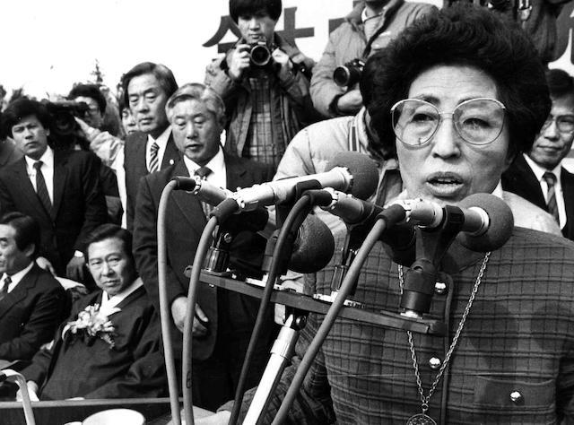 1987년 12월 평민당 김대중 후보의 제주 유세에서 김 후보의 부인인 이희호 여사가 지원 연설을 하며 여성 유권자들의 지지를 호소하는 모습. 연합뉴스