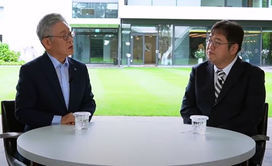 지난해 7월 방송인 김용민 씨(오른쪽)가 유튜브 방송 '김용민TV'를 통해 이재명 경기지사와 인터뷰하고 있다. 유튜브 캡처