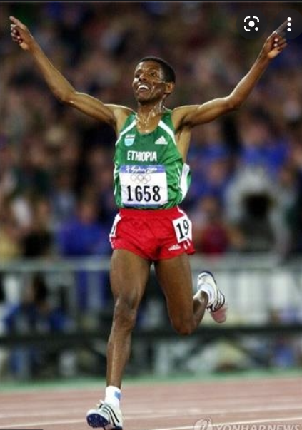 에티오피아의 육상 선수로 올림픽에서 금메달 2개를 따내며 스포츠 영웅으로 떠오른 하일레 게브르셀라시에.  에티오피아 내전이 격화되면서  반군에 맞서 정부군의 일원으로 참전하겠다는 의사를 밝히기도 하였다. (사진 연합뉴스)