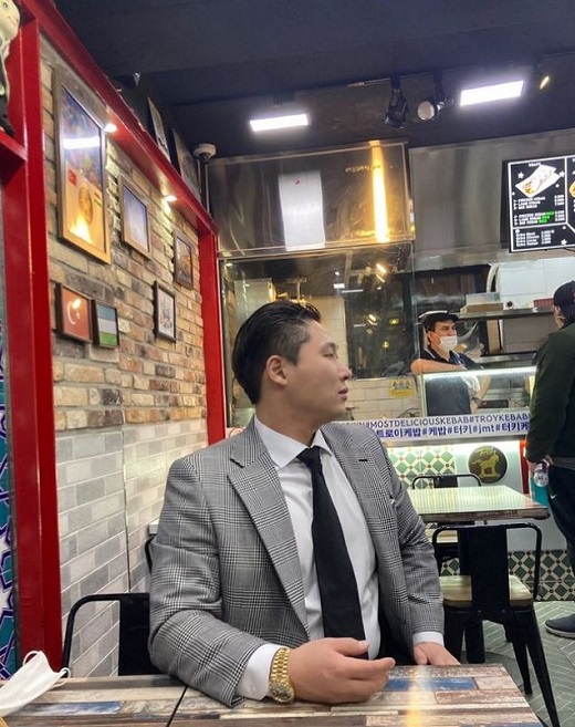 Rapper Swings showed off sensual fashion.Swings released a picture on Instagram on Wednesday, calling it Kebab Time.In the photo, Swings completed a trendy suit look with a check jacket and a white shirt, especially a sleek jawline that catches his eye.Meanwhile, Swings joined Pys Py Nation in April to collect topics.