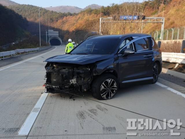 ▲지난 15일 상주영덕간 고속도로 진보터널 인근에서 SUV 차량이 중앙분리대 가드레일을 충돌하는 단독 사고가 발생해 고속도로 순찰대원이 수신호 하고 있다. ⓒ독자제공