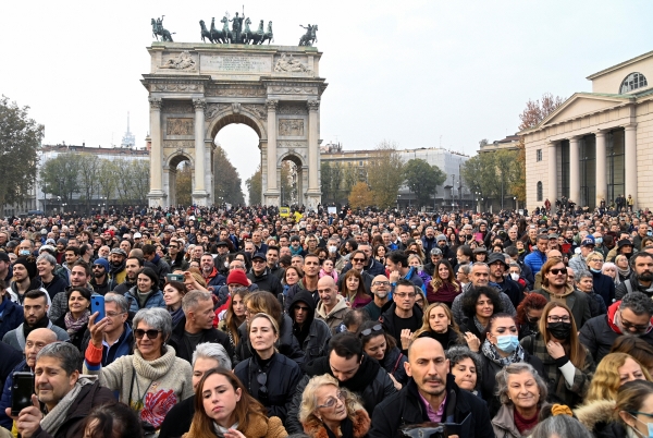 - 지난 13일 이탈리아 밀라노에서 열린 신종 코로나바이러스 감염증(코로나19) 백신 접종 반대 시위에 사람들이 모여 있다. 밀라노 로이터연합뉴스