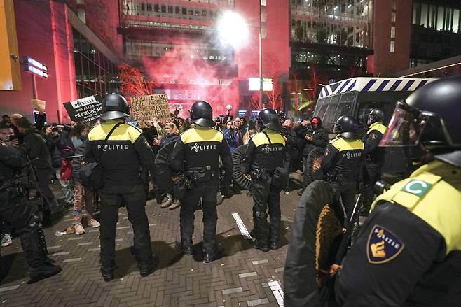 11월12일 네덜란드 헤이그에서 정부의 코로나 감염 억제를 위한 강력한 봉쇄 조치에 반발하는 시위대가 경찰과 마주하고 있다.ⓒAFP 연합