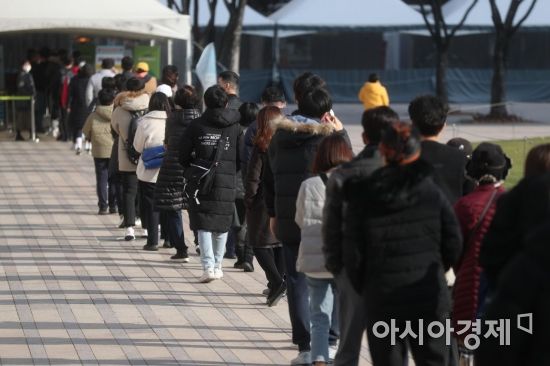 28일 서울광장 코로나19 임시 선별검사소가 검사를 받으려는 시민들로 붐비고 있다. /문호남 기자 munonam@
