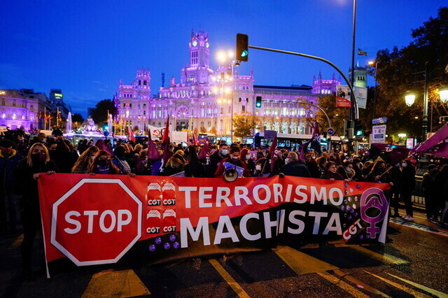 세계 여성폭력 추방의 날인 25일(현지시각) 스페인 마드리드에서 여성 인권 강화를 요구하는 거리 시위가 벌어지고 있다. 마드리드/로이터 연합뉴스