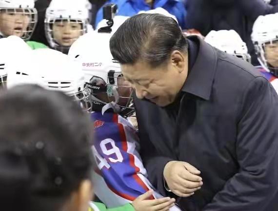 시진핑 중국 국가주석이 2017년 2월 베이징 우커송스포츠센터를 찾아 청소년 아이스하키 선수들의 이야기를 들으며 격려하고 있다. 웨이보 캡처
