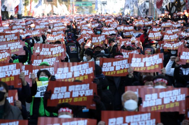 민주노총 공공운수노조가 27일 서울 여의도역 인근에서 대규모 집회를 열고 있다. 연합뉴스