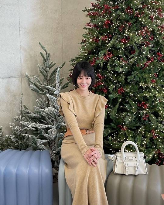 Actor Park Gyoo-yeong flaunts elegant beauty with knit dressPark Gyoo-yeong posted a photo on her Instagram page on Friday, wearing a beige knit long dress.Park Gyoo-yeong in the photo sits in front of a Christmas tree wearing a short short hair and a frilled dress.Proud of his innocent and elegant beauty against the backdrop of a glittering tree, he was attracted with a bright smile.Meanwhile, Park Gyoo-yeong appeared on KBS2 Dary and Gamja-tang which recently ended.