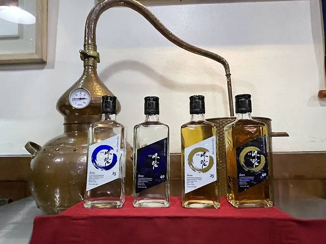 경북 문경의 우리술 양조장 오미나라가 만드는 사과증류주 문경바람은 원료, 양조기술, 양조설비의 차별화로 '국내 과일증류주 르네상스'를 선도하고 있다. /오미나라