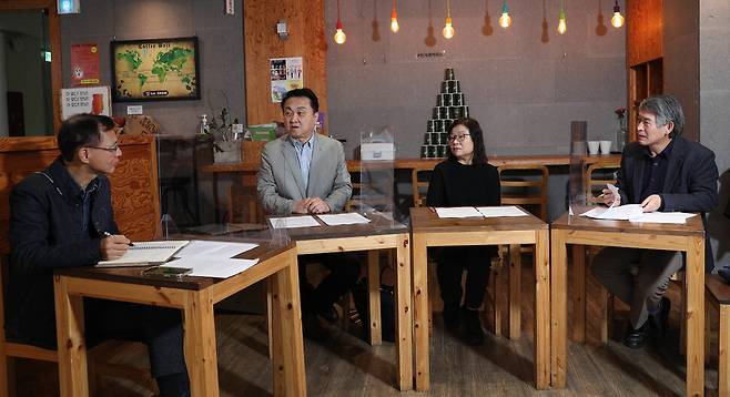 <한겨레> 창간 33돌 기념으로 마련한 ‘거대한 100년, 김수영’ 기획을 반년 만에 마무리하는 대담이 지난 13일 한겨레 사옥 안 카페에서 열리고 있다. 최재봉 선임기자(왼쪽부터) 진행으로 김응교 숙명여대 교수, 이경수 중앙대 교수, 맹문재 안양대 교수가 이야기를 나누고 있다. 김봉규 선임기자 bong9@hani.co.kr