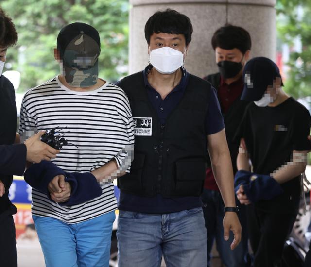 서울 마포구 한 오피스텔에서 친구를 감금해 살해한 동창생 2명이 6월 15일 서울서부지법에서 열린 구속 전 피의자 심문(영장실질심사)에 출석하고 있다. 연합뉴스