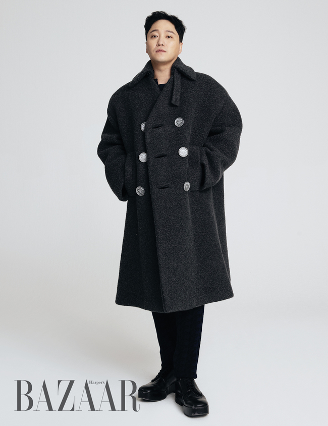 Actor Kim Dae-myung pictorial has been released.After the TVN drama Spicy Doctor Life season 2, Harpers Bazaar met Actor Kim Dae-myung, who is showing a new charm in the entertainment program Spicy Mountain Village Life.In the picture released on November 29, Kim Dae-myung emits the charm of a cold city man, not a simple figure in drama and entertainment programs.In Interview, Kim Dae-myung said, I always feel sick after finishing my work.The awkward Feelings, who have to move to a new house right away, not the one they lived in, but the ones whose address suddenly changed.Three years seemed like they were in middle school, high school, and Actor was not in company, so its not common for him to spend this long time together.It was a real Feelings of The Graduate, he said.As for friendship with the 99s, The establishment of friends for twenty years from 1999 had an effect on our relationship, and everyones energy and inclination were similar.I used to know each other without having to say it or express it all, so I could get closer, he said, adding that he felt a special intimacy.I was going to live in a quiet place (laughing) for a while, but I thought it would be hard if I went over for a full week.Its just a little hard to be in the middle of a lot of people, but I guess hes not that quiet.It seems to be best to walk alone in the quiet place of the city, he said, saying that the city life is easier.