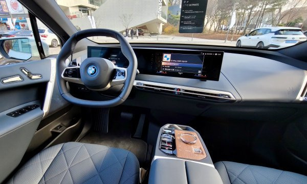 BMW의 플래그십 순수전기차인 iX는 BMW 특유의 정교하고 중후한 주행 감각과 미래지향적이면서 고급스러운 실내외 디자인. 사진제공｜BMW코리아