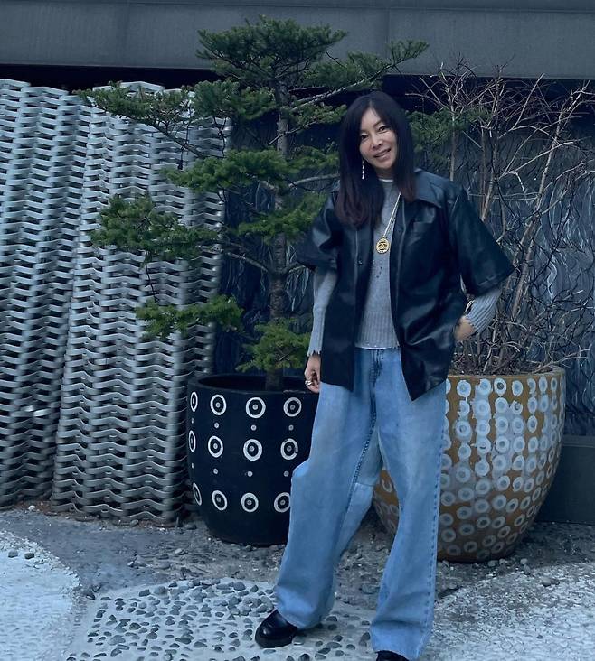 Actor Hwang Shin-hye showed off the aspect of fashionista in late autumn.Hwang Shin-hye released the photos on her SNS on the 29th with the article The End of November. She can see Hwang Shin-hye who went out in the late autumn.In the photo, Hwang Shin-hye poses with loose jeans, a black short-sleeved leather jacket, and a gray knit, and the sense of naturally coordinating the unusual costume is outstanding.Hwang Shin-hye, who has long hair and natural makeup in front of the camera, has also attracted attention with her beauty and fashion sense that she can not believe she is 59 years old, as if to prove the class of the original computer beauty.Hwang Shin-hye, who has been known as a computer beauty since the 1980s and has been loved as a representative beauty star, appeared in KBS2 weekend drama Oh Samgwang Villa last year.